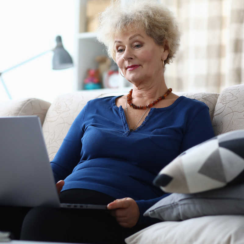 Dame auf Couch Dame auf Couch